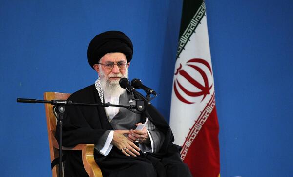 عکس در حال سخنرانی