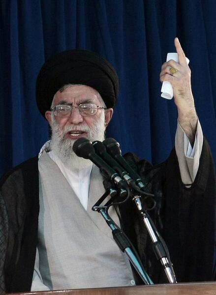 عکس در حال سخنرانی