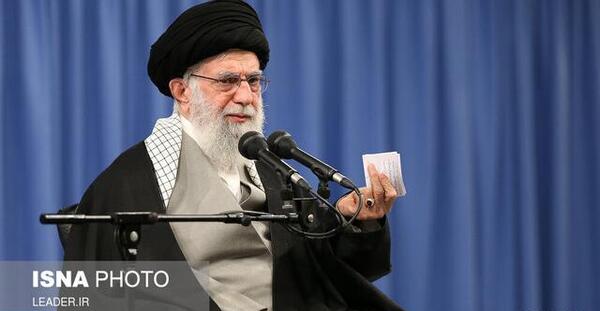 عکس در حال سخنرانی