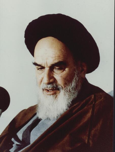عکس در حال سخنرانی