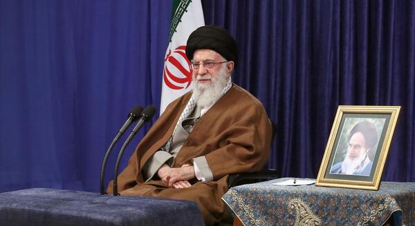 عکس در حال سخنرانی
