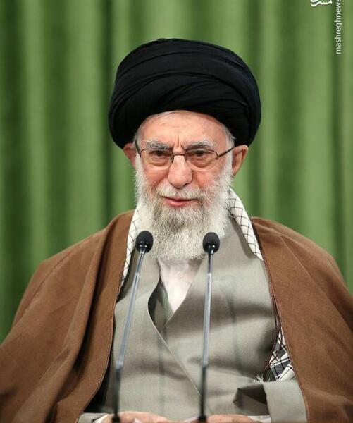 عکس در حال سخنرانی