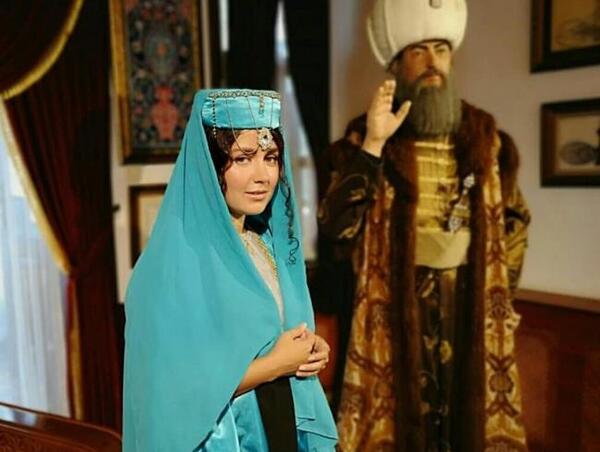 عکس افسانه پاکرو و خواهر دوقلویش