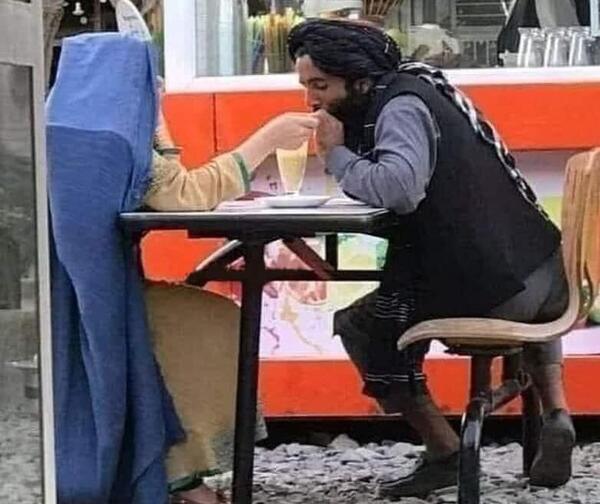 عکس طالبان بدون کفش