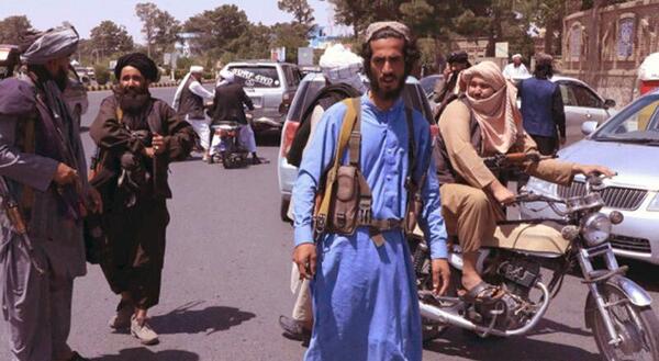عکس طالبان بدون کفش