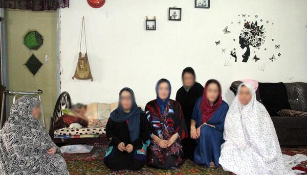 عکس دختر تنها گوشه اتاق