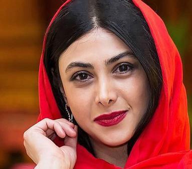 عکس آزاده صمدی در لاهیجان