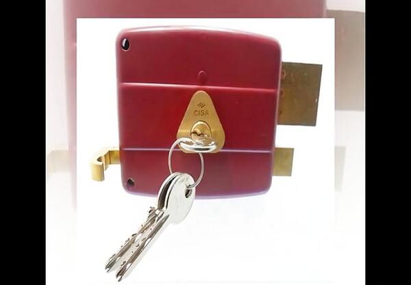 عکس داخل قفل درب حیاط معمولی