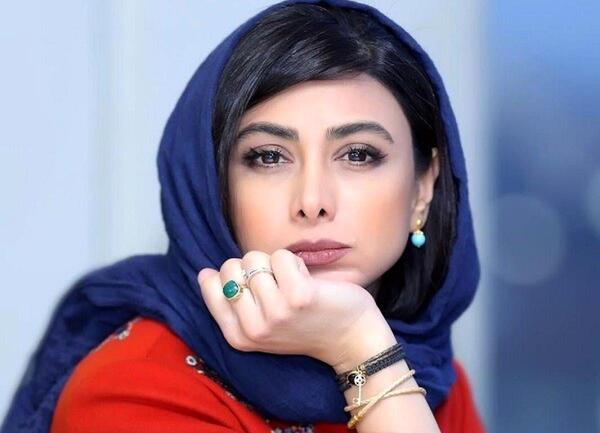 عکس آزاده صمدی با شلوار پاره
