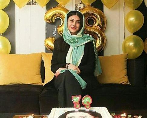 عکس آزاده صمدی با شلوار پاره