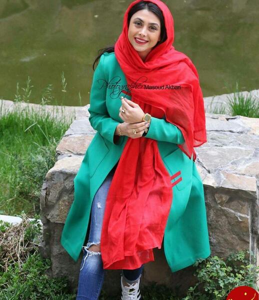 عکس آزاده صمدی با شلوار پاره