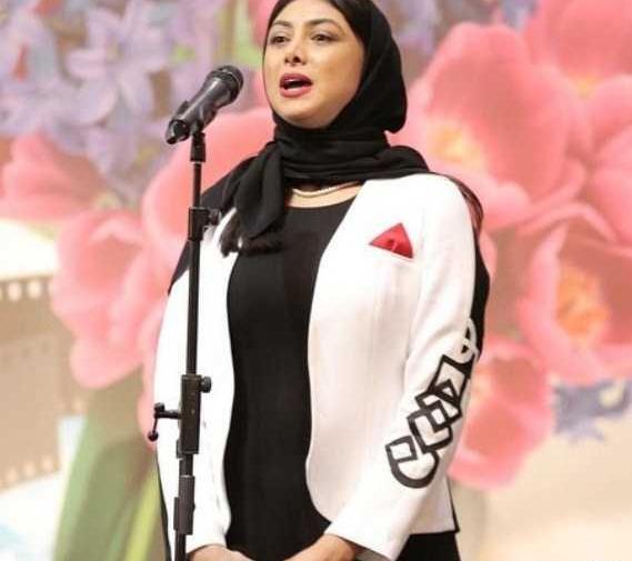 عکس آزاده صمدی با شلوار پاره