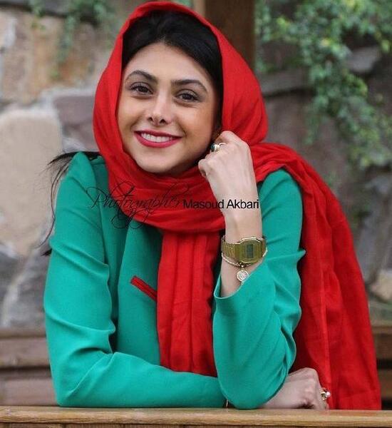 عکس آزاده صمدی با شلوار پاره