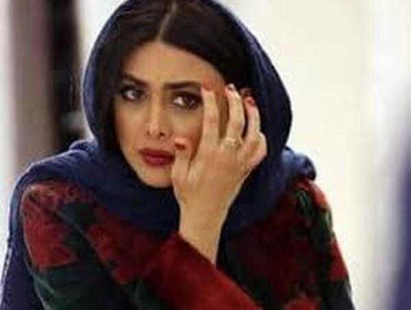 عکس آزاده صمدی با شلوار پاره