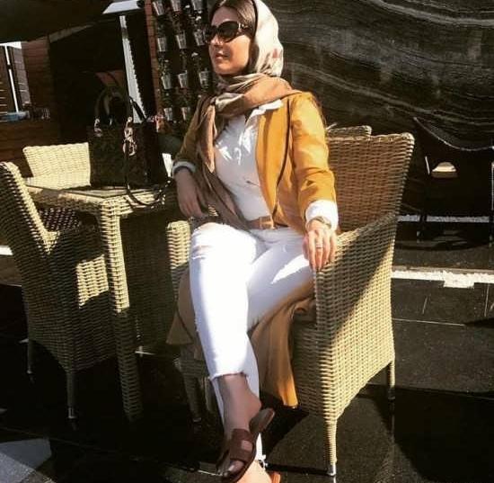 عکس آزاده صمدی با شلوار پاره