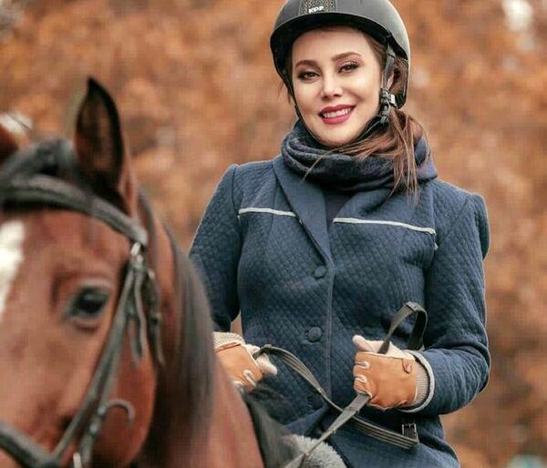 عکسهای آزیتا ترکاشوند در حال اسب سواری