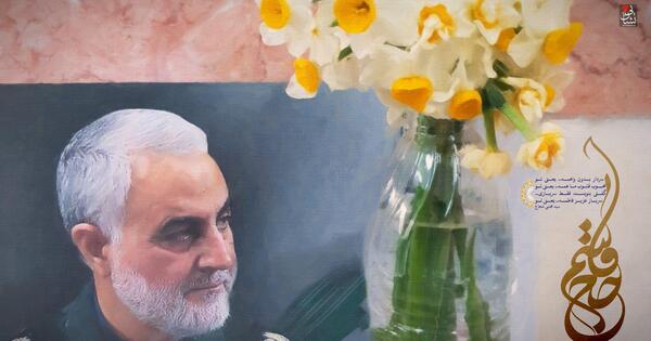 عکس حاج قاسم سلیمانی با گل