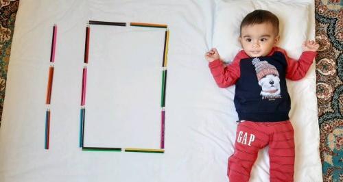 عکس ماهگرد نوزاد با جاروبرقی
