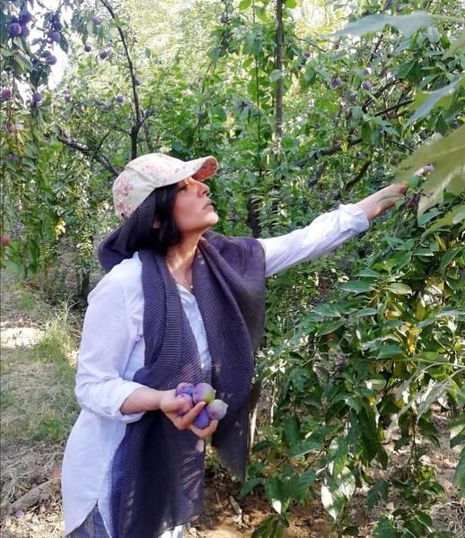 عکس ساره بیات با حجاب
