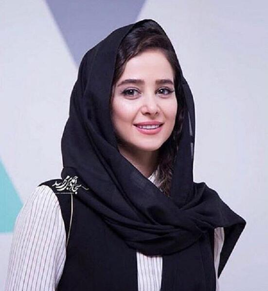 عکس الناز حبیبی در کنار مزار مادرش