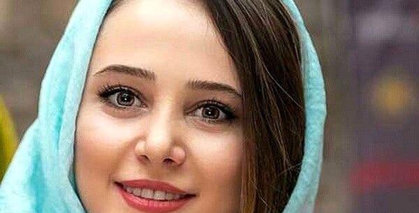 عکس الناز حبیبی در کنار مزار مادرش