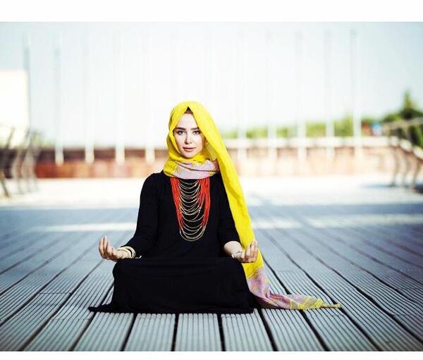 عکس الناز حبیبی در کنار مزار مادرش