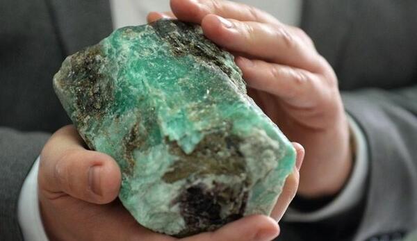 عکس سنگ خام یاقوت