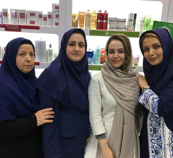 عکس الناز حبیبی کنار دوستانش