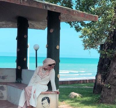 عکس الناز حبیبی لب ساحل