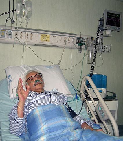 عکس جمشید مشایخی در بستر بیماری