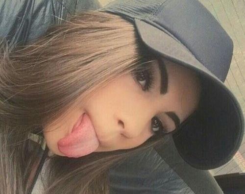 عکس دختر کلاه به سر اسپرت