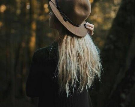 عکس دختر کلاه به سر اسپرت