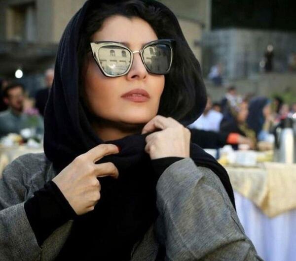 عکس ساره بیات با عینک