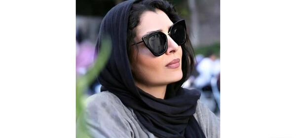 عکس ساره بیات با عینک