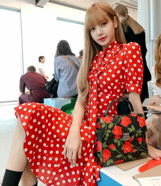 عکس لیسا با لباس قرمز
