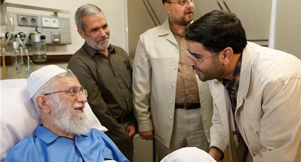 عکس جواد عزتی با خامنه ای