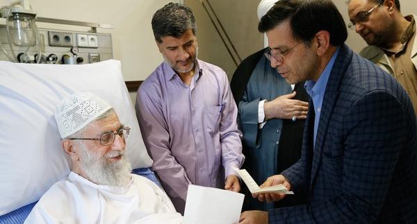 عکس جواد عزتی با خامنه ای