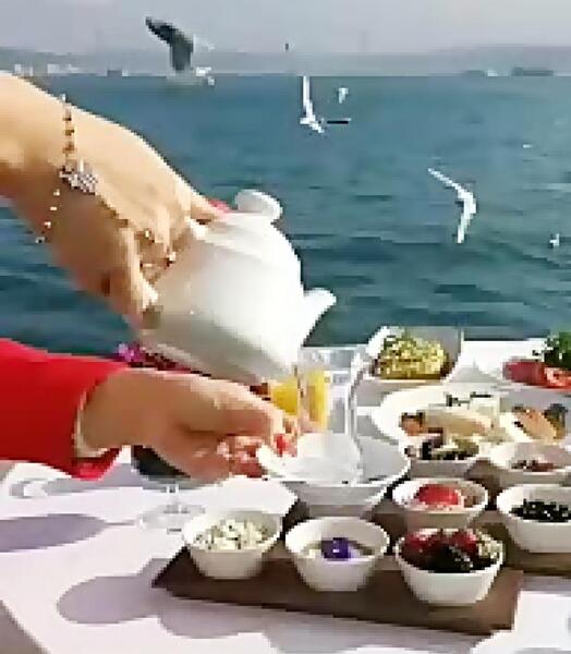عکس صبحانه لب ساحل