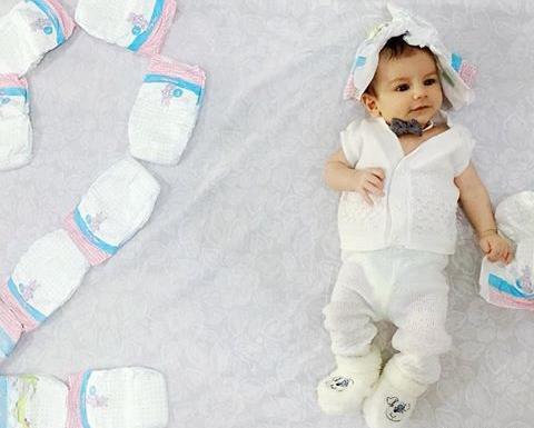 عکس یک ماهگی نوزاد با مای بیبی