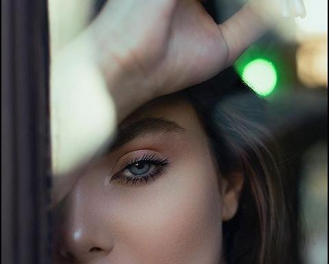 ژست عکس دخترانه غمگین