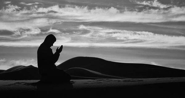 عکس در حال نیایش