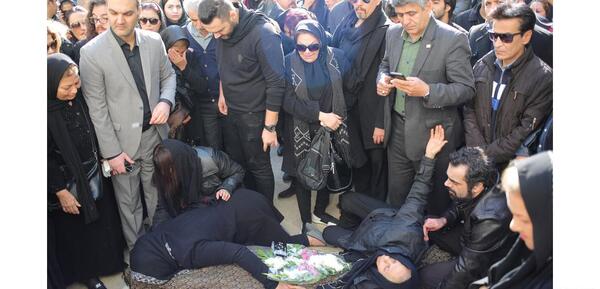 عکس زیبا بروفه در مراسم همسرش