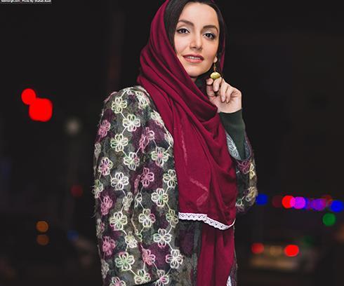 عکس زن جواد عزتی در آینه بغل