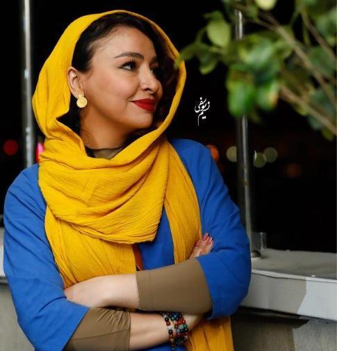 عکس زن جواد عزتی در آینه بغل