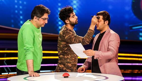 عکس پژمان بازغی در پشت صحنه کودک شو