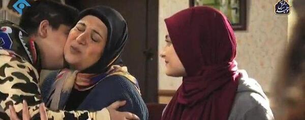 عکس امیر جعفری در حال بوسیدن دست همسرش