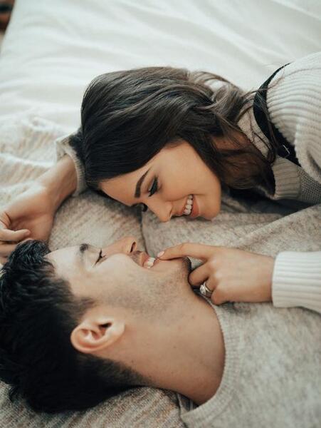 عکس بوسه عاشقانه از گردن
