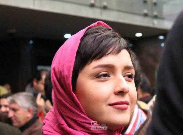 عکس ترانه علیدوستی با شال صورتی