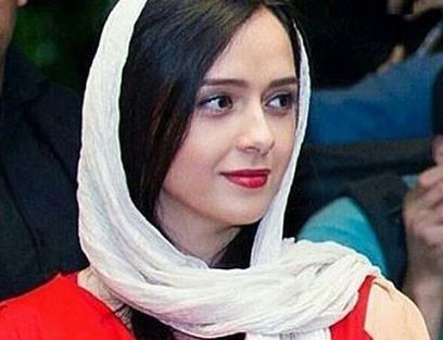 عکس ترانه علیدوستی با شال صورتی