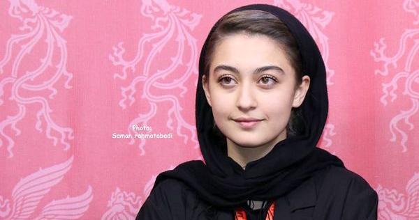 عکس ترانه علیدوستی با شال صورتی